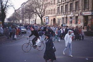 http://commons.wikimedia.org/wiki/File:Berlin_Oppelner_Str._Nov._89_nach_der_Mauer%C3%B6ffnung.jpg