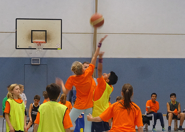 Kinder und Jugendliche aus dem Wohnpark Bensberg im BasketballCamp