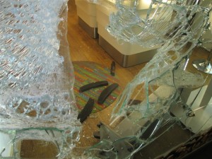 pol-rbk-bergisch-gladbach-gullideckel-landet-in-schaufensterscheibe