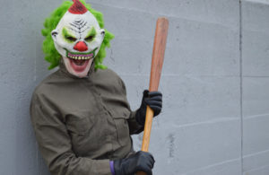 Grusel-Clown, Horror-Clown, Killer-Clown droht mit Baseball-Schlger 1
