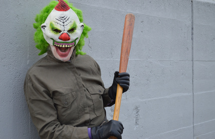 Horror-Clown greift mit Baseballschläger an