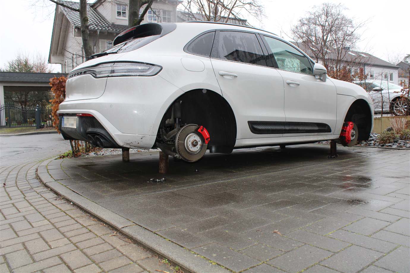 Räder von zwei Porsche entwendet