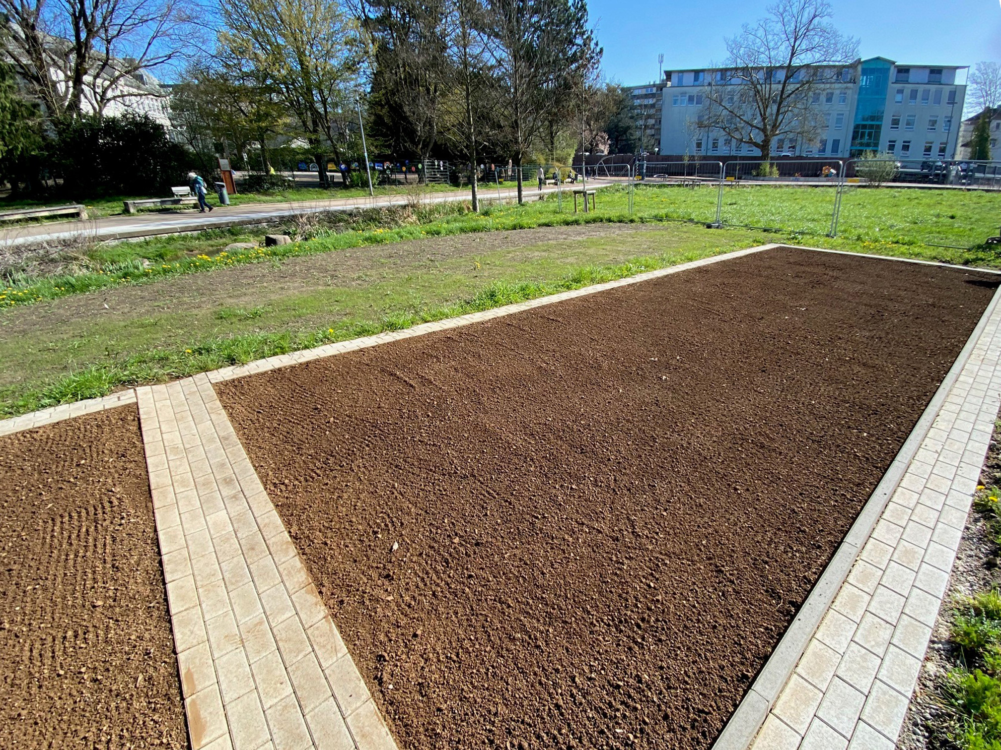 Neuer Bouleplatz im Buchmühlenpark lädt zum gemeinsamen Spielen ein