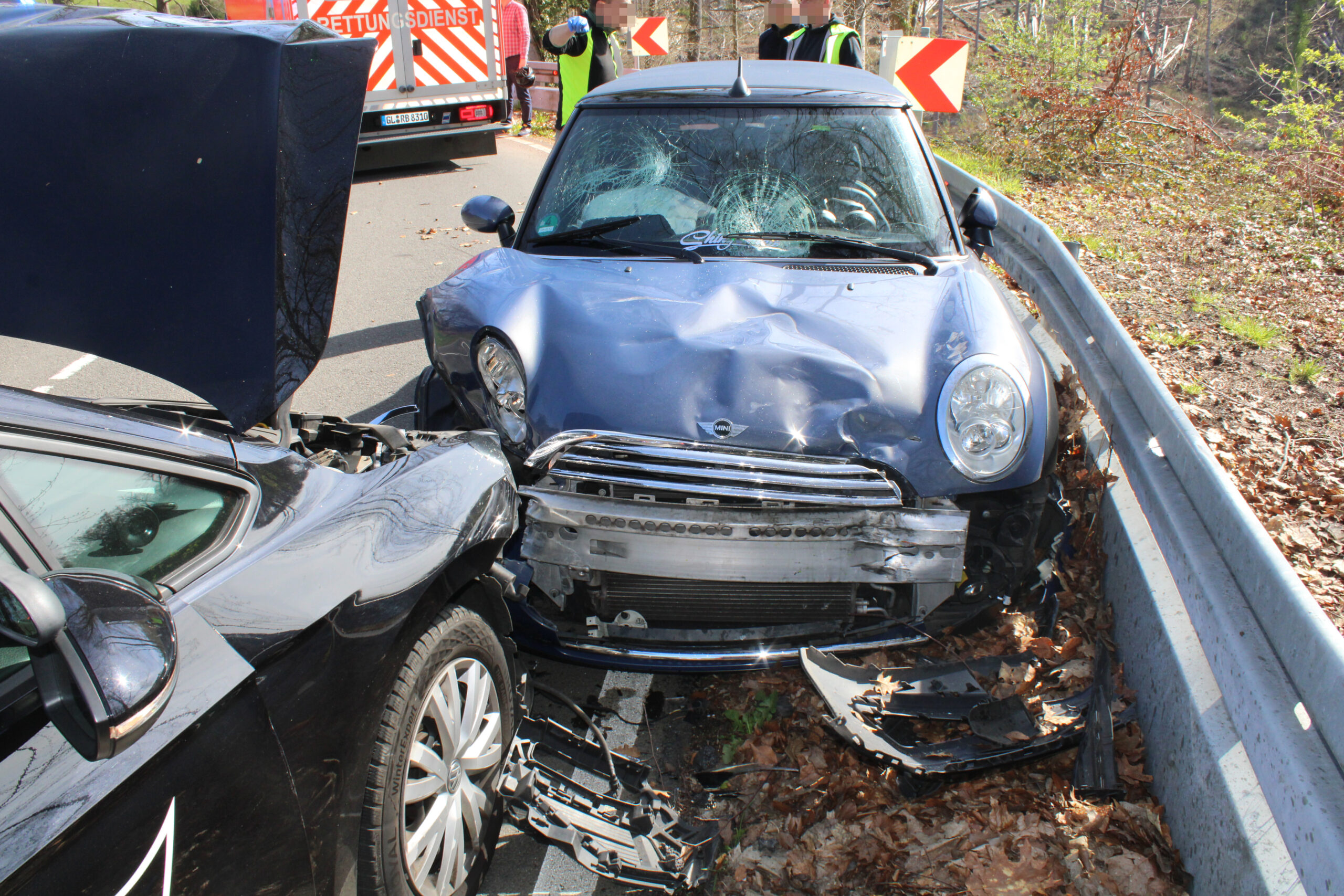 Vier Verletzte nach Unfall zwischen zwei Pkw und Motorradfahrschüler