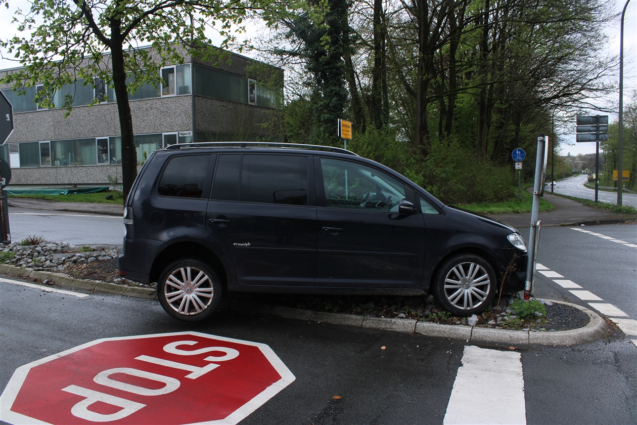 Fahrer verliert Bewusstsein und kollidiert mit Verkehrszeichen in Dabringhausen