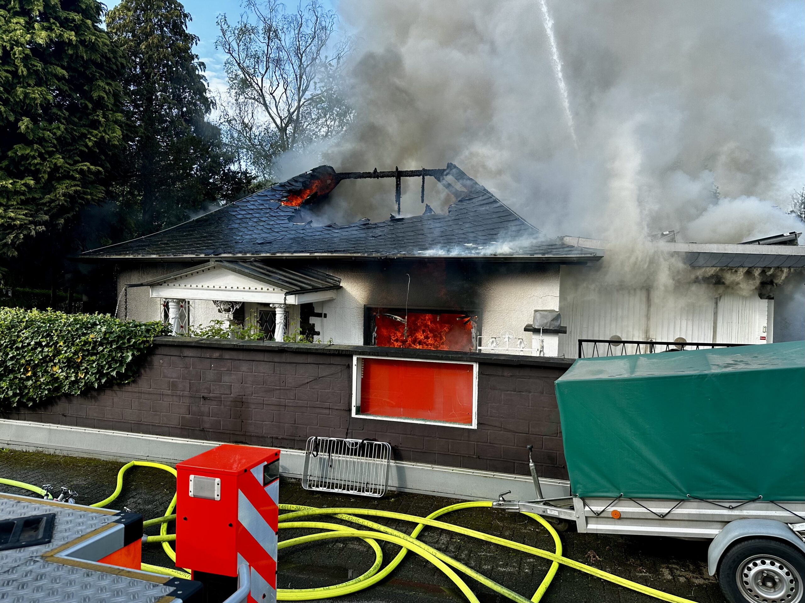 Schwerer Brand in Bärbroich: Einfamilienhaus völlig zerstört - Feuerwehrmann schwer verletzt