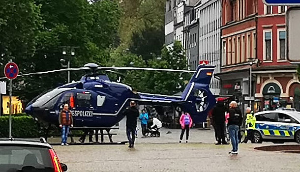 Hubschrauber landet am Konrad-Adenauer-Platz