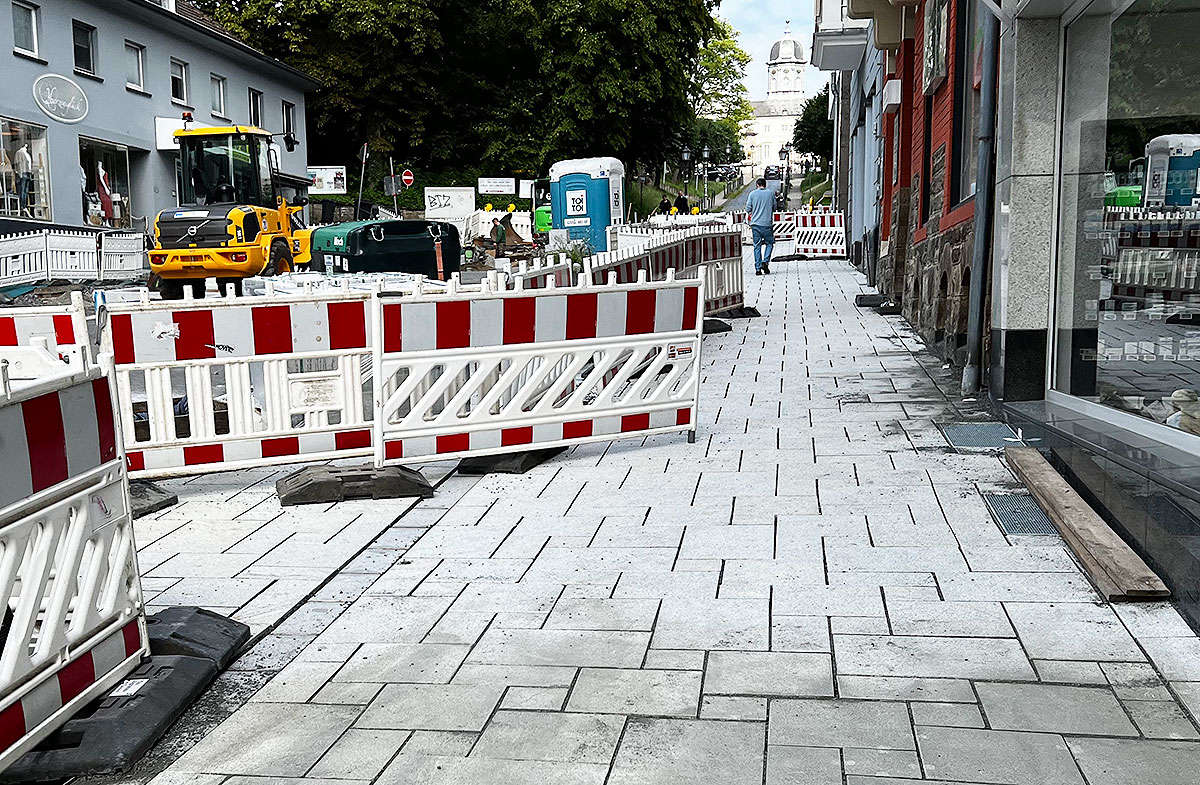 Schloßstraße in Bensberg: Neuer Natursteinboden und Entspannung für Verkehrsteilnehmer – Nikolausstraße wird nächste Baustelle
