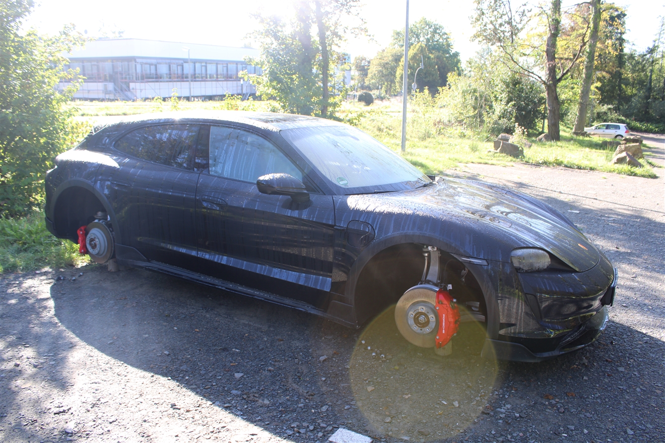 Diebstahl in Moitzfeld: Räder eines Porsche auf Pendlerparkplatz entwendet