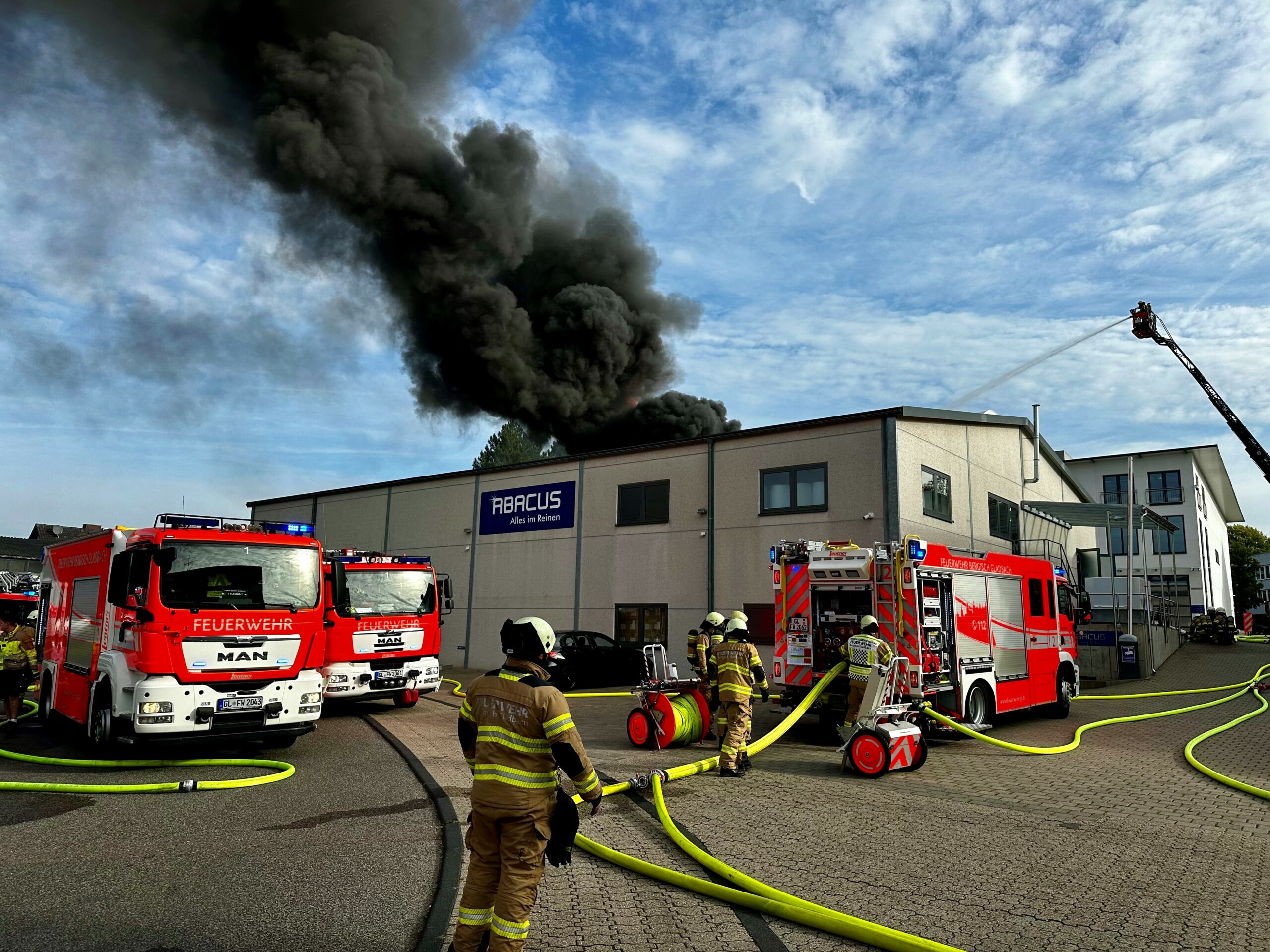Großbrand in Gewerbebetrieb: Ein Verletzter und massive Rauchentwicklung in Bergisch Gladbach