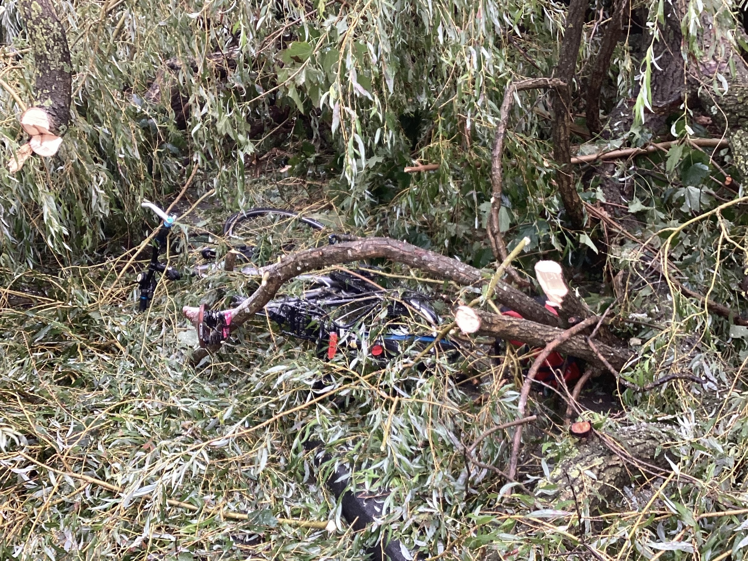 Das zerstörte Fahrrad an der Einsatzstelle in der Stadtmitte von Bergisch Gladbach