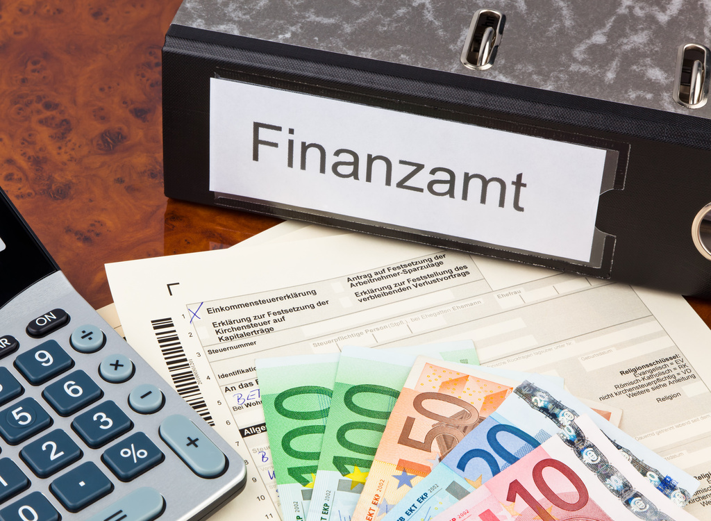 Eine deutsche Steuererklärung für Einkommensteuer wird ausgefüllt.