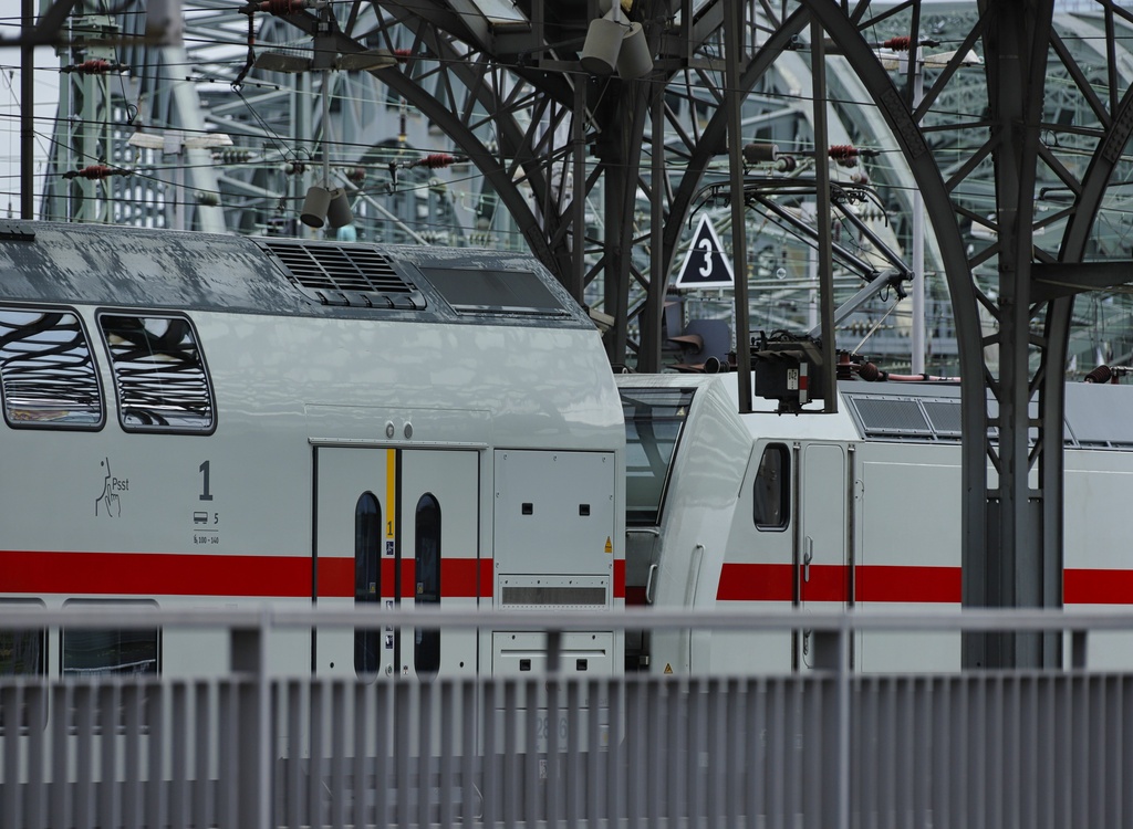 Schnellzug vor der Abfahrt im Bahnhof