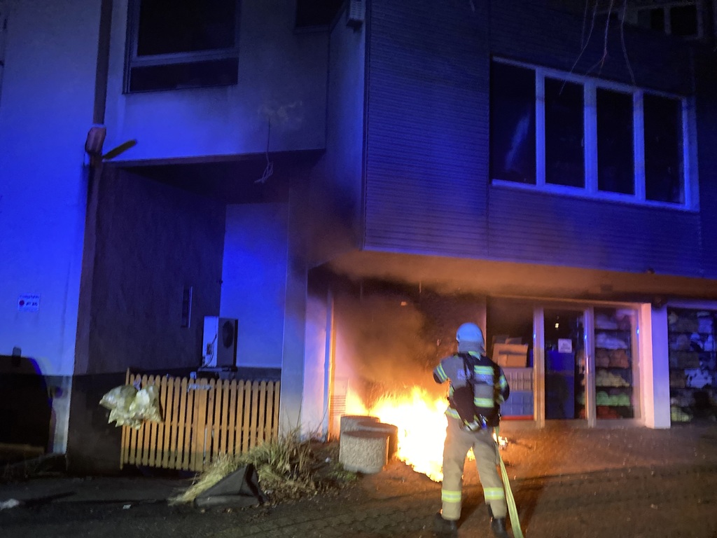 Mülltonnenbrand in der Stadtmitte von Bergisch Gladbach