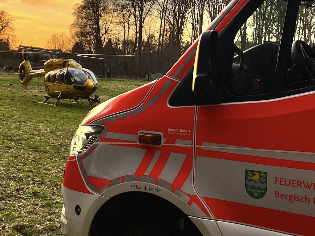 Das MZF der Feuerwehr Bergisch Gladbach und der ITH Christoph Rheinland an der Einsatzstelle im Stadtteil Nußbaum