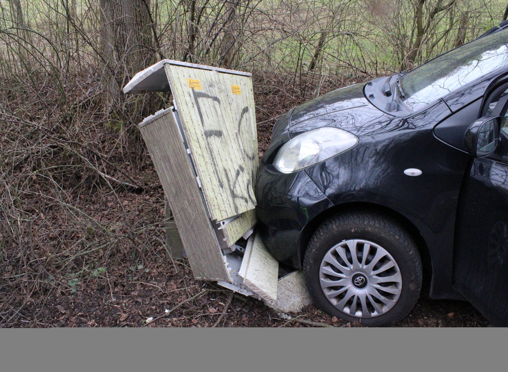 Der Toyota kam von der Fahrbahn ab und kollidierte mit einem Verteilerkasten