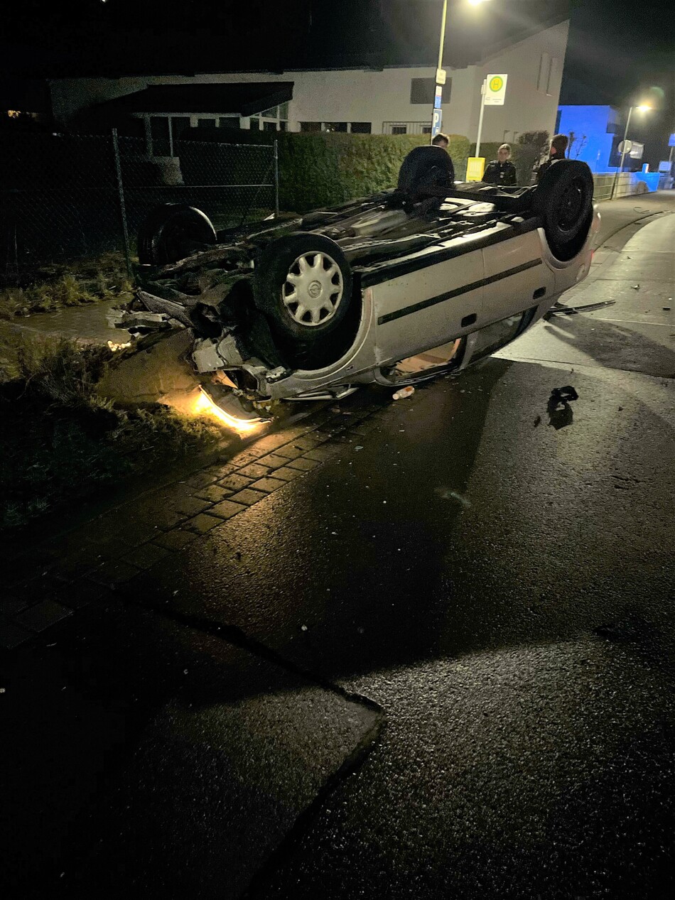 Verunfallter Opel auf der Berg. Landstraße