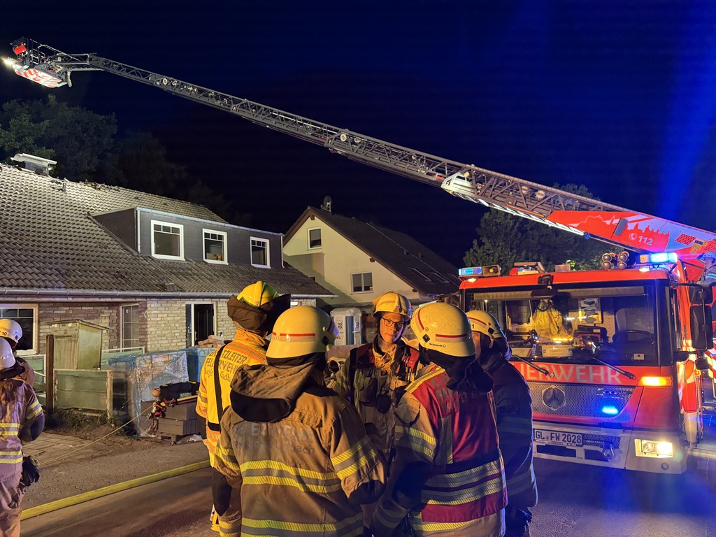 Dachstuhlbrand im Stadtteil Kippekausen in Bergisch Gladbach