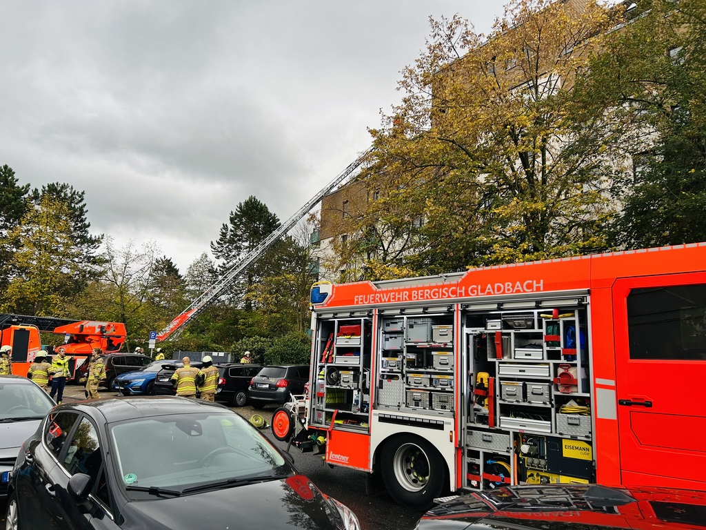 Wohnungsbrand in Mehrfamilienhaus - zwei Personen verletzt