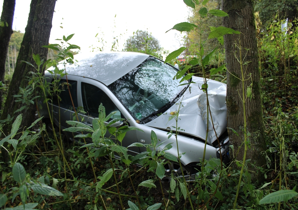 Verunfallter Pkw VW in Brombach