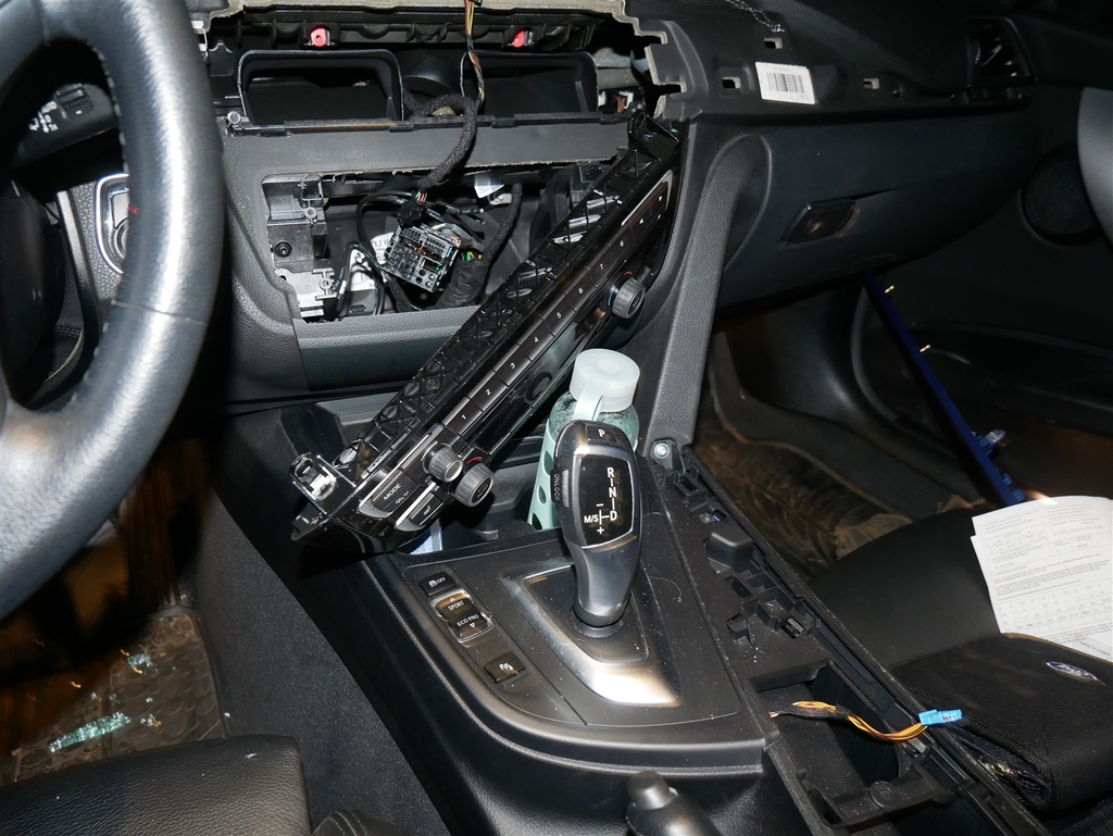 Infotainmentsystem aus BMW ausgebaut