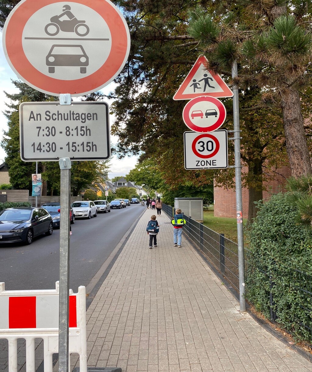 Mehr Sicherheit vor Schulen: Verkehrsversuch „Schulstraße“ startet in Hand 2025-12-08 Schulstraße KGS In der Auen(1)