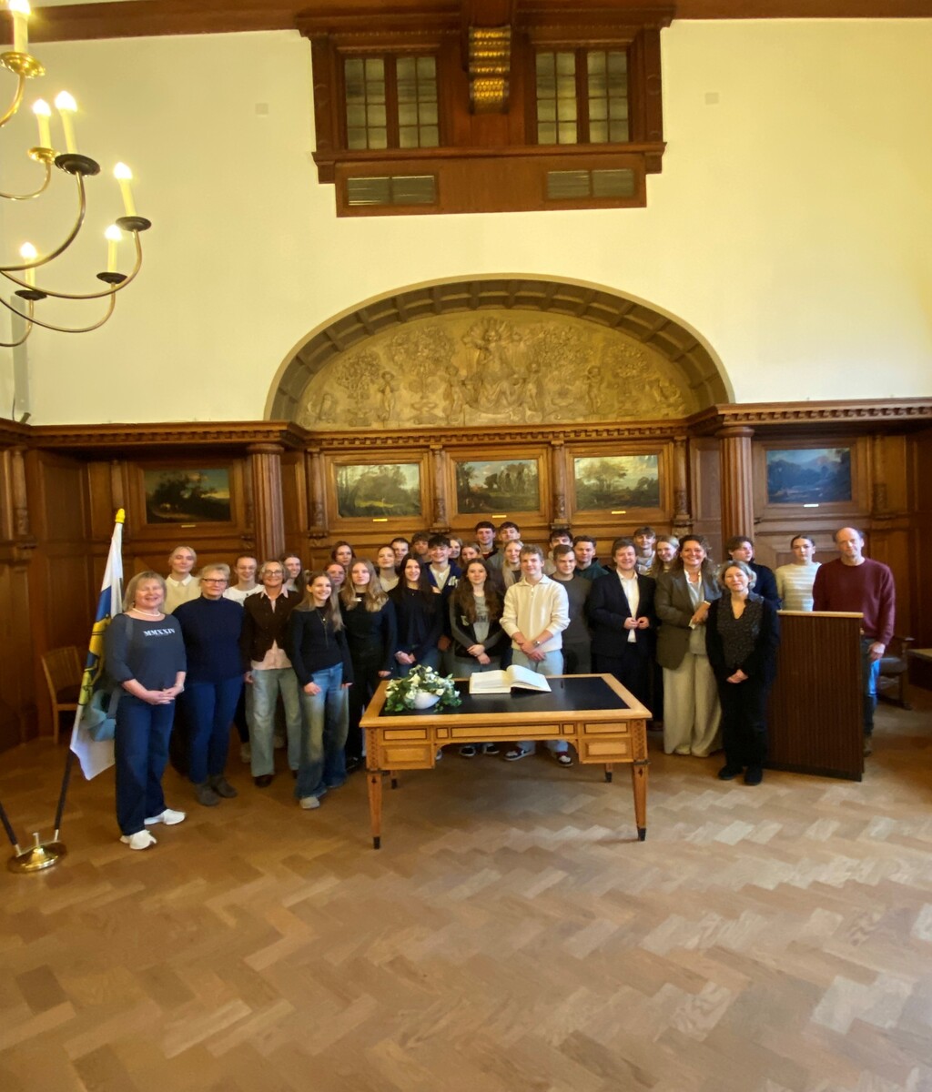 2025-12-10 Schulbesuch Velsen(1)