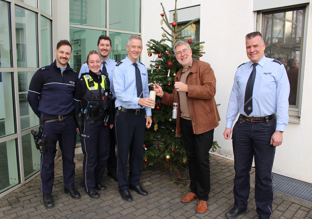 Polizeiwache Bergisch Gladbach (v. l. Tobias Müller, Kyra Jansen, Tobias Falkenstein, Abteilungsleiter Achim Cüppers, Polizeiseelsorger Norbert Schmitz, Michael Wilhelm)