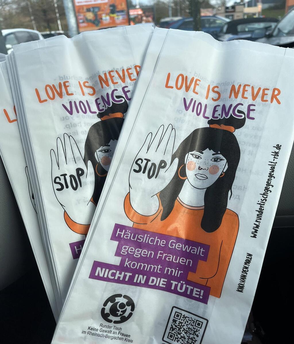 Brötchentüten setzen klares Zeichen gegen Gewalt an Frauen im Rheinisch-Bergischen Kreis pm_214_aktion_broetchentueten(1)