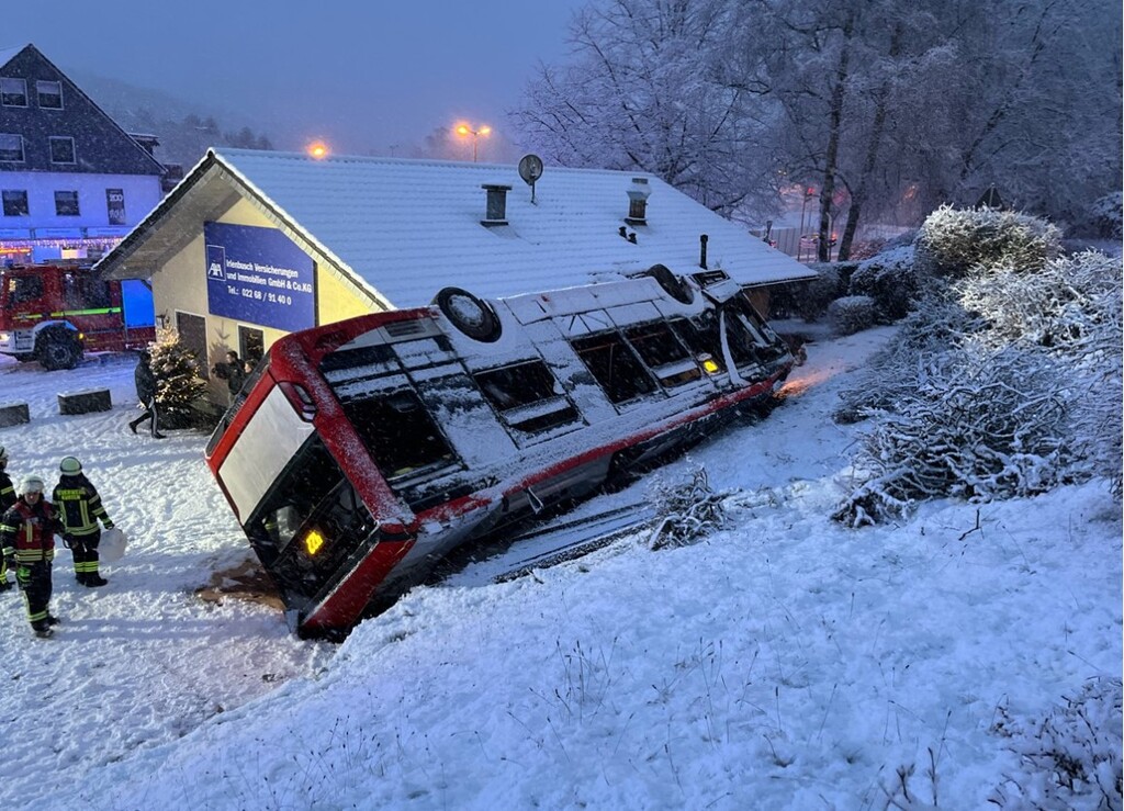 02 Verkehrsunfall Kürten Linienbus