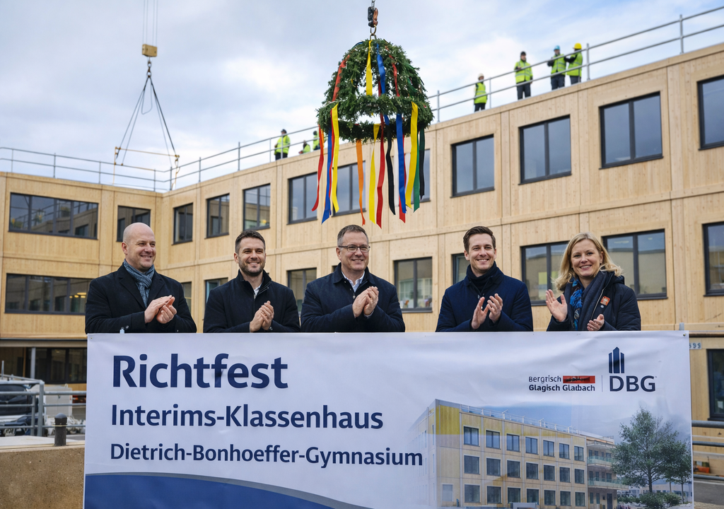 Richtfest für neues Interims-Klassenhaus des Dietrich-Bonhoeffer-Gymnasiums ChatGPT Image 15. Jan. 2026, 10_34_39(1)