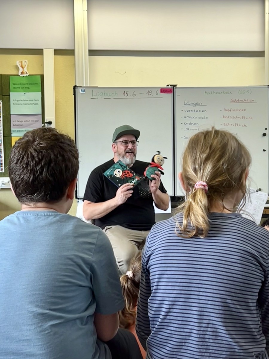 Popstar liest vor: Markus Grimm besucht Grundschule in Refrath