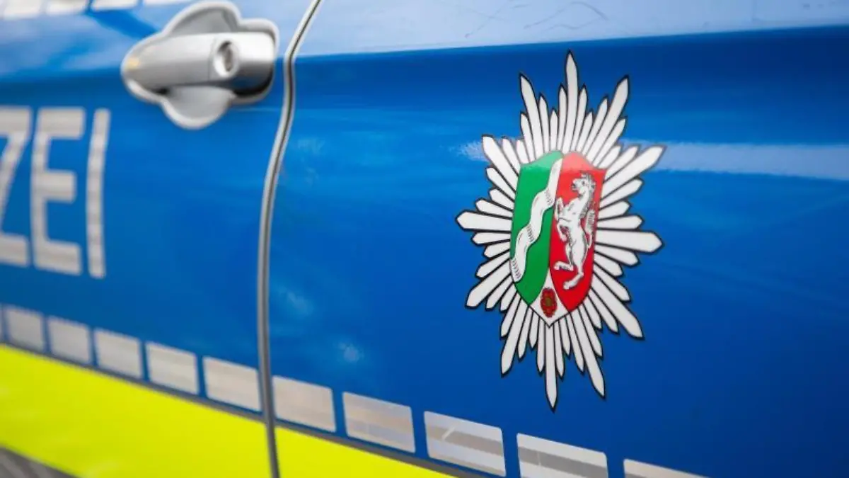 emblem-der-polizei-in-nrw-an-einem-polizeiauto